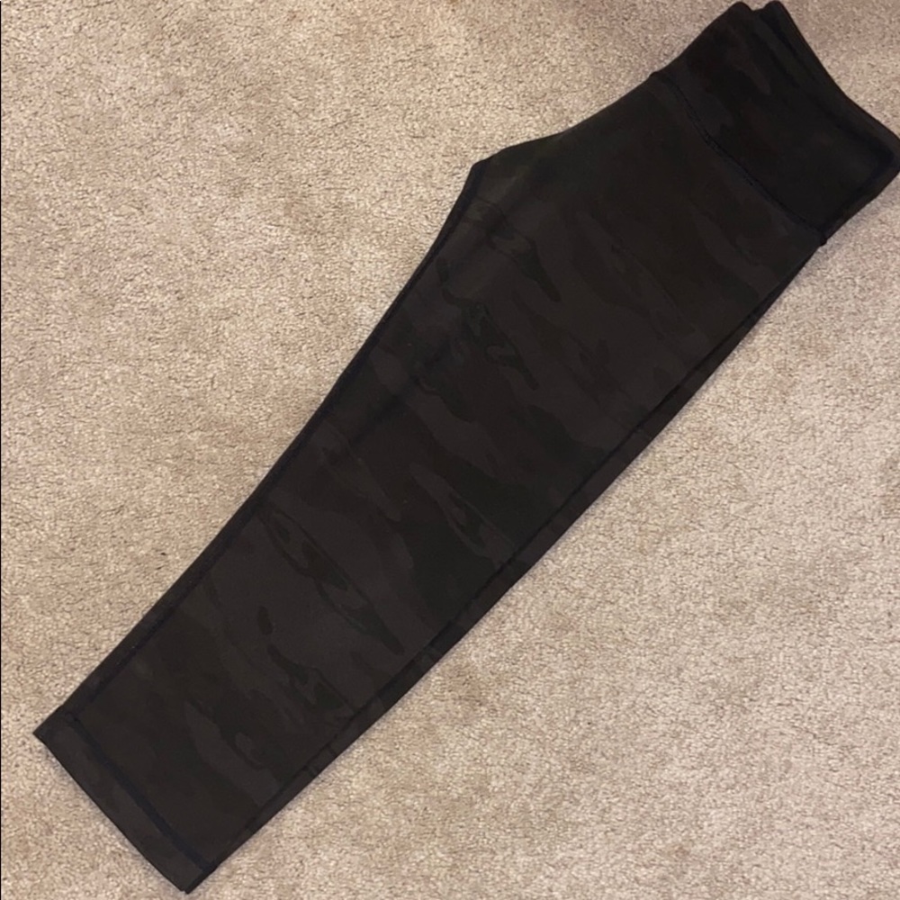 Lulu Camo Cropped Legging - Picture 5 of 5